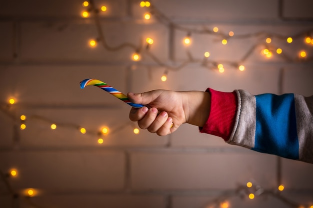 De hand van kinderen houdt een lolly vast