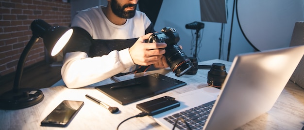 De handcamera van de fotograaf met computer op lijst