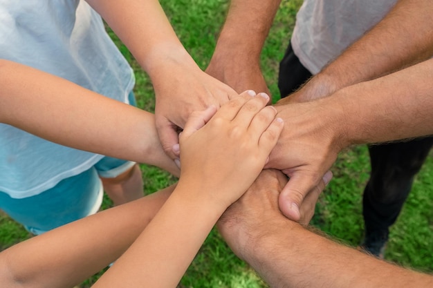 De handen ineen geslagen als een team Zakelijk teamwerk Close-up groep multiraciale vrienden ontmoeten de handen ineen Diversiteit mensen Partnerschap vrijwilligersgemeenschap Diverse multi-etnische Partners Top View