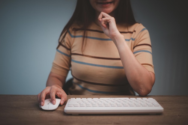 De handen van de vrouw gebruiken een computertoetsenbord