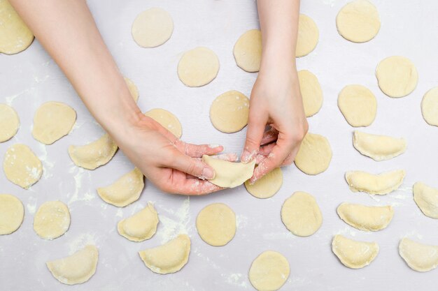 De handen van de vrouw maken ravioli