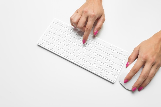 De handen van de vrouw op een toetsenbord