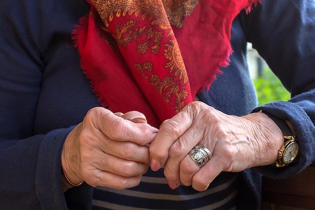 De handen van een oudere vrouw gerimpeld