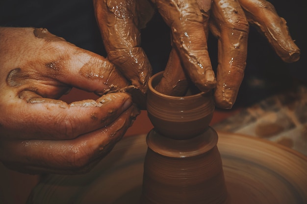 Foto de handen van een pottenbakker