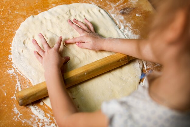 De handen van kinderen op het deeg, beeldhouwen handafdrukken.