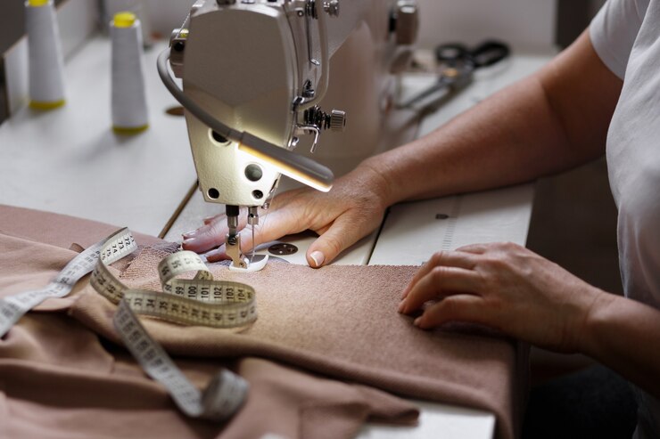 De handen van vrouwen en naaimachine naaister