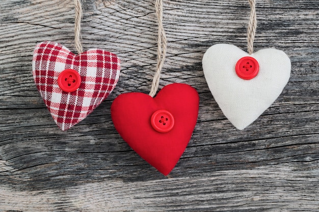 De harten van de valentijnskaartendag op houten achtergrond