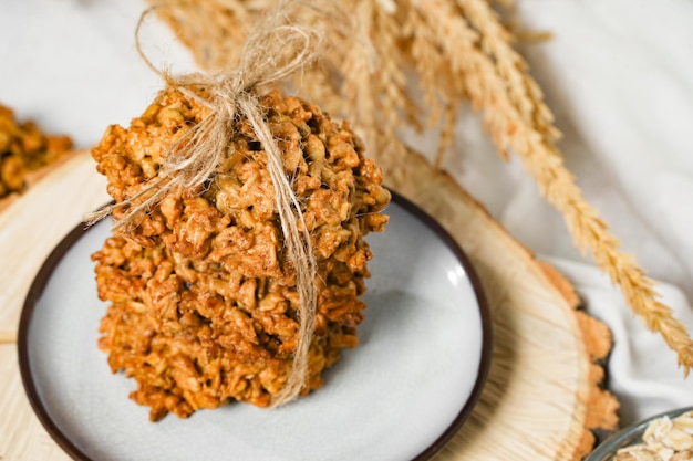 De havermoutkoekjes selectieve aandacht close-up of gezonde granen haver crackers Knapperig anzac biscuit cookie met havervlokken op rustieke tafel Hoge kwaliteit foto