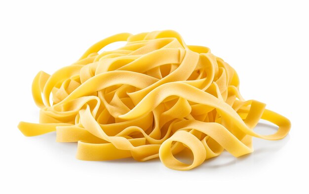 De heerlijke fettuccine-pasta is geïsoleerd op een witte achtergrond