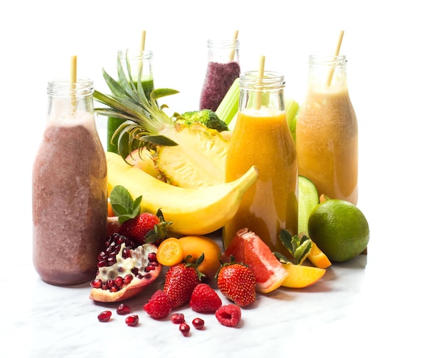 De heerlijke smoothies met exotisch fruit op een witte achtergrond