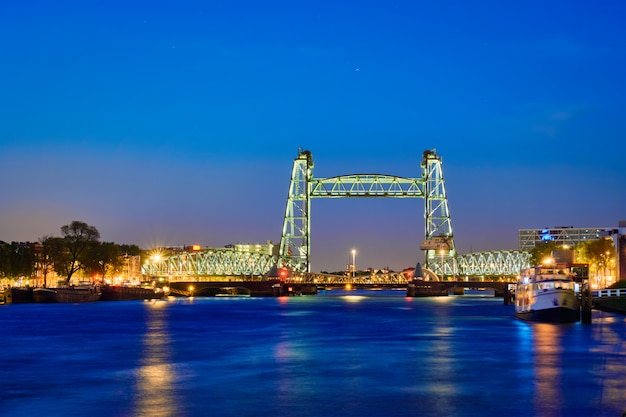 De Hef oude spoorwegbrug in Rotterdam, Nederland