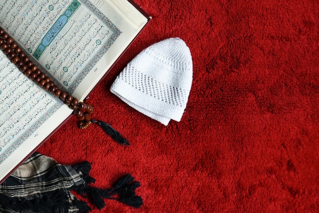 Foto de heilige al quran met geschreven arabische kalligrafie. al quran en rozenkransparels of tasbih