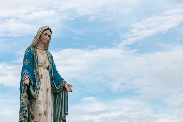 Foto de heilige maagd maria in de blauwe lucht.