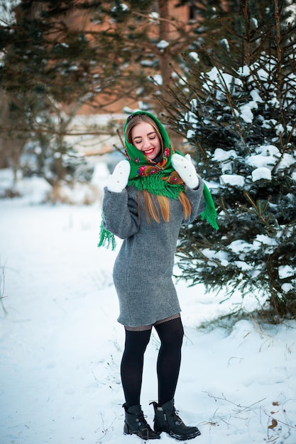 De heldere hoofddoek van het Oekraïense meisje als traditioneel symbool en schoonheid