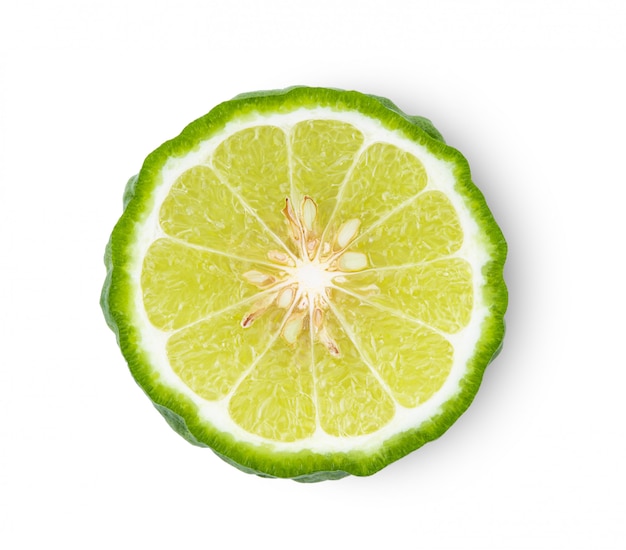 De helft van bergamot of kaffir met zaden geïsoleerd op een witte achtergrond.