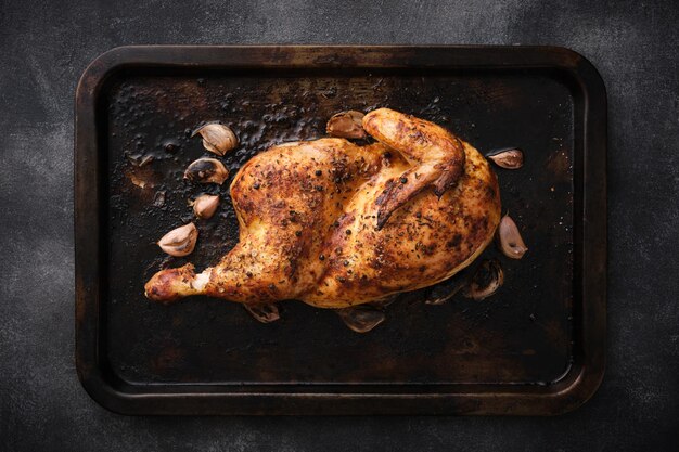 De helft van de kip bereiden om te braden Kip gemarineerd met knoflook en Rub