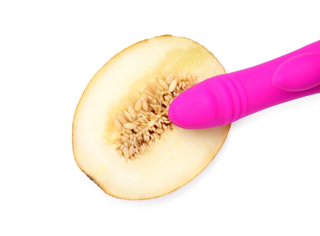 De helft van de meloen en paarse vibrator op witte achtergrond bovenaanzicht Sex concept