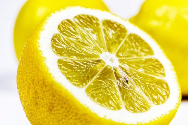 De helft van een gesneden citroen close-up op een witte achtergrond