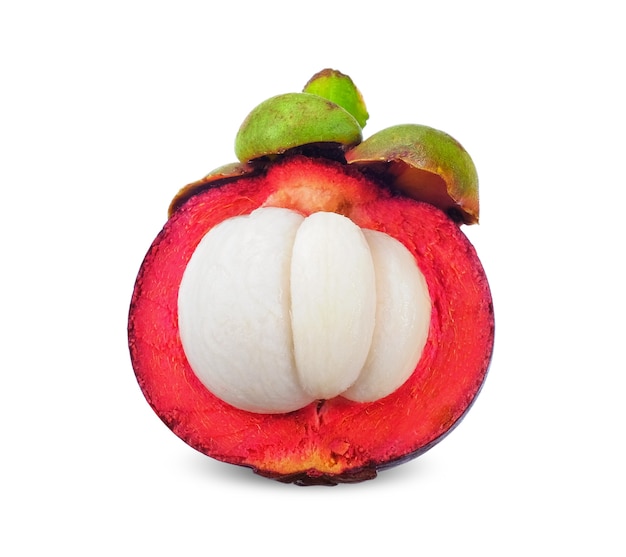 De helft van Mangosteen geïsoleerd op een witte achtergrond. Mangosteen uitknippad