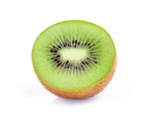 De helft van rijp sappig kiwifruit dat op witte ruimte wordt geïsoleerd