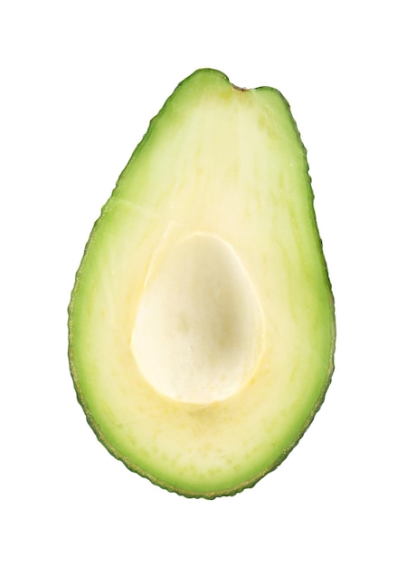 De helft van verse avocado die op wit wordt geïsoleerd