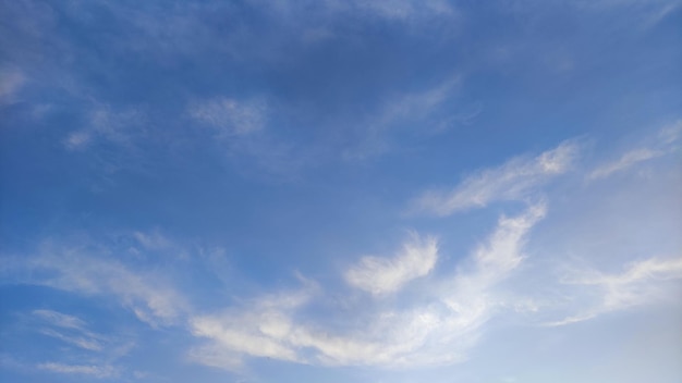 De hemel blauwe luchten textuur wolken zomerdag Kleurrijke mooie lucht kleur lichte achtergrond