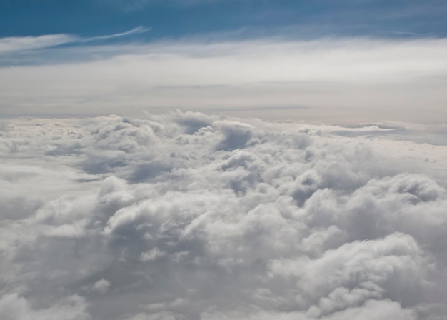 De hemel hoog boven de wolken