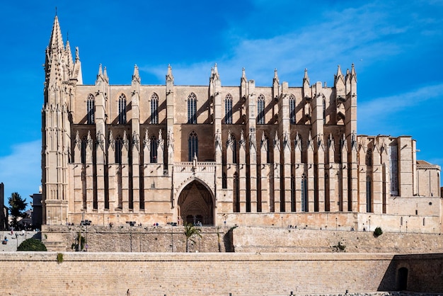 De hemel is helder boven de kathedraal van Palma de Mallorca.