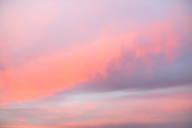 De hemel met cirrus- en cumuluswolken is roze bij zonsondergang