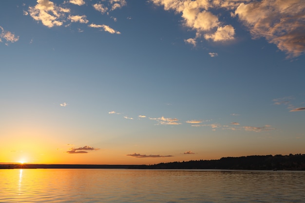 De hemel prachtige zonsondergang op het meer