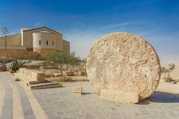 De Herdenkingskerk van Mozes en het oude portaal van het klooster bij Onderstel Nebo, Jordanië