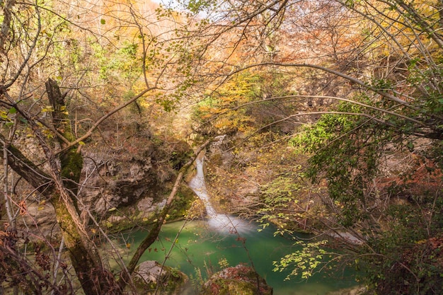De herfst bij de bron van de rivier Urederra is te vinden in de gemeente Baquedano, het hart van het natuurpark Urbasa Andia