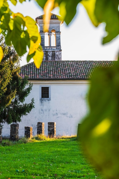 De herfstkleuren bedekken het kasteel van Cassacco Friuli Italië