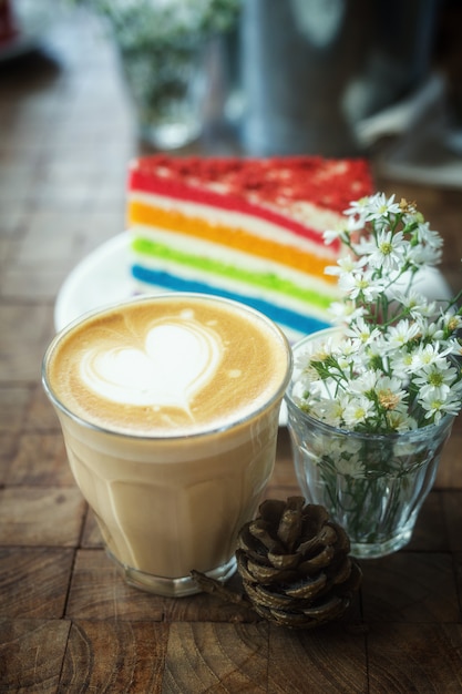 De hete latte kunstkoffie met Kleurrijke cake in koffiewinkel