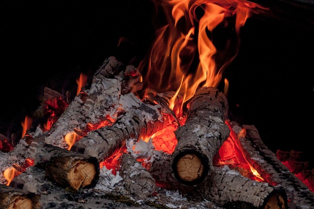 De hete levendige brandende berk opent open haard op een koude de winterdag het programma