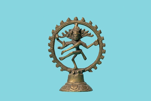 De hindoegodin Shiva in brons op blauwe achtergrond