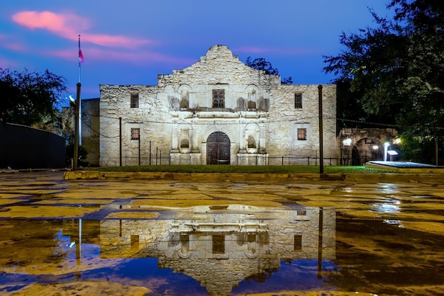 De historische Alamo in de schemering San Antonio Texas USA