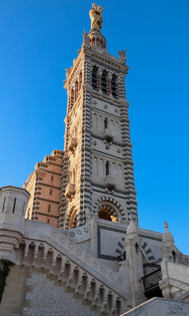 De historische basiliek Notre Dame de la Garde van Marseille in Zuid-Frankrijk