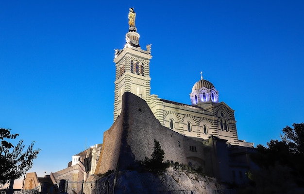 De historische kerk Notre Dame de la Garde van Marseille in Zuid-Frankrijk 's nachts