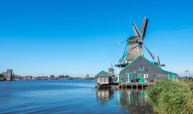 De historische klassieke windmolen genaamd De Kat (The Cat) in Zaan Schans, Nederland