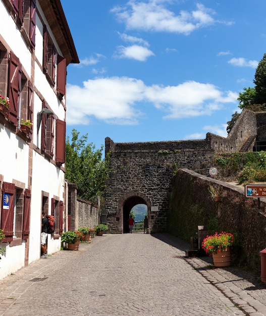 De historische Porte SaintJacques langs de Jacobsweg