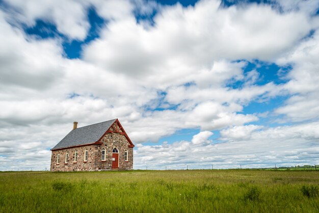 De historische stenen Fairview United Church uit 1903 op de Canadese prairies