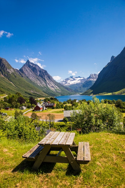 De Hjorundfjord en de Sunnmore-Alpen bij Trandal, More og Romsdal, Noorwegen.