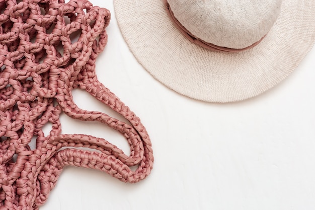 De hoed van de strandvrouw en roze met de hand gemaakte zak