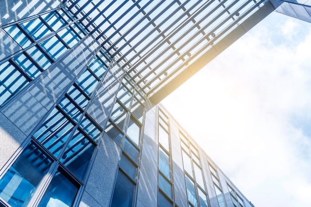 De hoekmening van het perspectief en van de onderkant aan geweven achtergrond van eigentijdse glas de bouwwolkenkrabbers