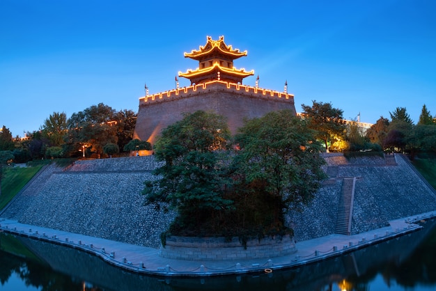 De hoektoren van de oude stadsmuur van de ming-dynastie werd gebouwd in 1374 in xi'an, china.