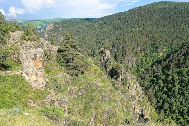 De hoge bergweg naar het gebied van JilySu Kaukasus KabardinoBalkarië Rusland