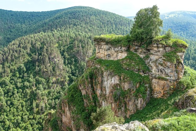 De hoge bergweg naar het gebied van JilySu Kaukasus KabardinoBalkarië Rusland