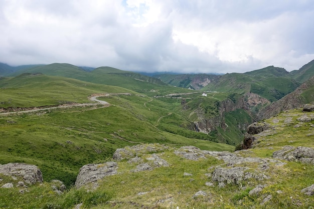 De hoge bergweg naar het gebied van JilySu Kaukasus KabardinoBalkarië Rusland