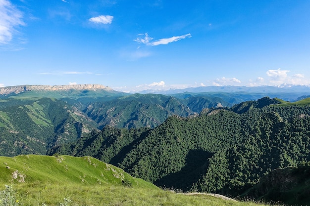 De hoge bergweg naar het gebied van JilySu Kaukasus KabardinoBalkarië Rusland